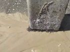 Вода забила из-под электроопоры в Волгограде: «Он уже накренился и провода натянулись»