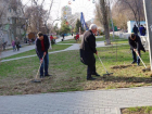 Волгоградские депутаты провели субботник рядом с павильоном согревающих напитков