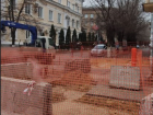 Прогнило все: в центре Волгограда тротуар провалился у здания мэрии