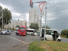 Фура врезалась в маршрутку №46С с пассажирами в Волгограде: двое пострадали