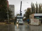На юге Волгограда такси провалилось в траншею
