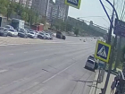 Кувырок иномарки на оживленной Продольной в Волгограде попал на видео 
