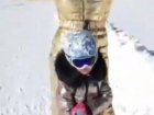 Ляйсан Утяшева показала на видео, как ее дочь встала на лыжи