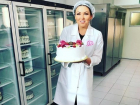 Ирина Дубцова испекла тортик на заводе «Баскин Роббинс»