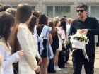 Выпускницу из Волгограда затравили за букет и чмок от папы на Последний звонок