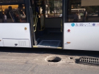 Пассажиров высаживают из автобуса в "подземный мир" на юге Волгограда 