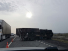 Перевернувшийся грузовик перекрыл дорогу на мосту под Волгоградом