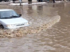 Автомобили тонут в огромных лужах на юге Волгограда