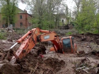 Экскаватор провалился под землю в Волгограде: видео