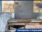 «Дважды падала в яму»: в центре Волгограда у многоквартирного дома развалилось крыльцо