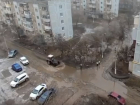 «Ух, красавелла!»: странный разгон лужи трактором сняли на видео под Волгоградом