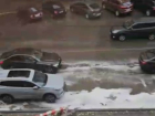 Странная пена заполнила дорогу на улице в Волгограде - видео