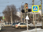 Стрелку отменили на светофоре на оживленном перекрестке в Волгограде