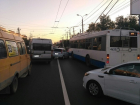 Молодой водитель на "Калине" протаранил троллейбус на севере Волгограда
