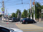 Наехал на волгоградку и рекламный щит: на видео попала авария с двумя иномарками и пешеходом