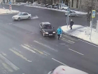 Водитель «пятнадцатой» сбил волгоградку на переходе: авария попала на видео