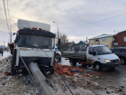 В Волгограде грузовик с кирпичами снес ЛЭП: на Университетском пробка 