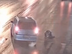 Кувырок пешехода после наезда минивэна сняли на видео в Волгоградской области 