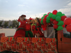 Под Волгоградом сотни людей нарядились помидорами ради участия в параде