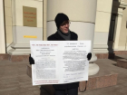 Стоящий возле здания администрации волгоградец с плакатом «Нет, не рабы мы» произвел фурор