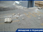 Карниз жилого дома рухнул в центре города в Волгограде