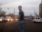 Парень в футболке в мороз озадачил волгоградских автомобилистов и попал на видео 