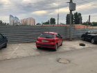 Автоледи на красном Peugeot и шина - мастера парковки в Волгограде