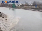«Сносит дорогу и топит остановку»: коммунальный прорыв сняли на видео в Волгограде