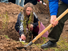 ЭкоЦентр провел акцию по высадке деревьев в одном из парков Волжского