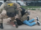 В Волгограде ФСБ сняла на видео задержание торговцев оружием