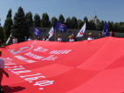 На Мамаевом кургане школьники развернули Знамя Победы