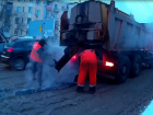В Волгограде вопреки непогоде дорожники кладут асфальт на грязь и мокрый снег