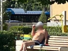 Загорающий в трусах дед-матерщинник смутил волгоградцев в детском парке