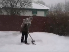 Откапывающихся от снега жителей Волгоградской области сняли на видео