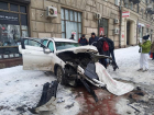 Mercedes чуть не сбил пешеходов и влетел в дом на Комсомольской в Волгограде: последствия ДТП попали на видео