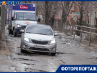 «Ямы разбивают подвески»: весна оголила бездорожье на улице Дорожной в Волгограде