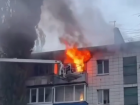 Бабушку спасли из полыхающей пятиэтажки в Волгограде - видео
