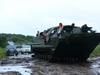 Плавающие транспортеры подготовлены военными для эвакуации населения в Волгоградской области