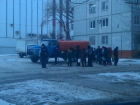 Отключенным от водоснабжения сутки назад жителям севера Волгограда подвезли воду
