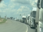 Дикая пробка кошмарит на выезде из Волгограда: полчаса ползли шесть километров