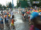 В Волгограде дети против взрослых вышли на водяную битву в центре города