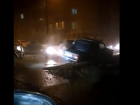 ﻿"Семерка" угодила в огромную яму на темной мокрой дороге в Волгограде