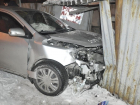 Пьяный водитель на Renault протаранил забор и гараж с Volkswagen под Волгоградом