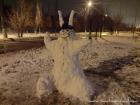 Вместо снеговика жители Волгограда слепили снежного зайца