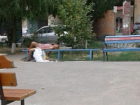 Волгоградка в мини-платье обругала прохожих и легла спать на детской площадке