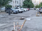 Могут провалиться дети: в Волгограде почти месяц открыты канализационные люки