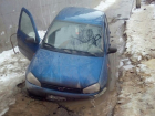 Lada Kalina провалилась в асфальт на пешеходной дорожке в Волгограде