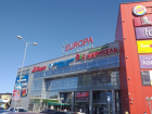 Платной сделали парковку перед торговым центром в Волгограде