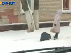 Выгуливающую телевизор на проводе женщину сняли на видео в Волгограде