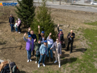 В Волгограде журналисты с детьми высадили деревья в ЦПКиО